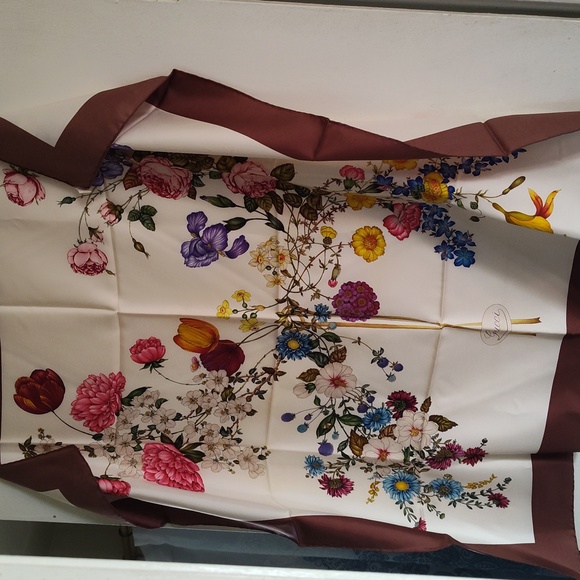 NIB Gucci flora print 100% silk floral scarf - with box and card - Picture 10 of 11